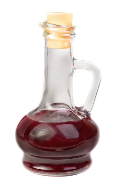 Piccolo decanter con aceto di vino rosso isolato sul bianco — Foto Stock