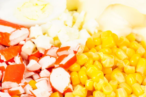 Ingrediënten salade met krab stokken en maïs — Stockfoto