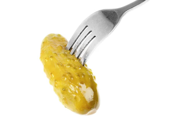 Cornichon marinado no garfo isolado no fundo branco — Fotografia de Stock