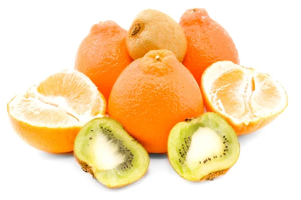 Mandarinen und Kiwifrüchte isoliert auf weiß — Stockfoto