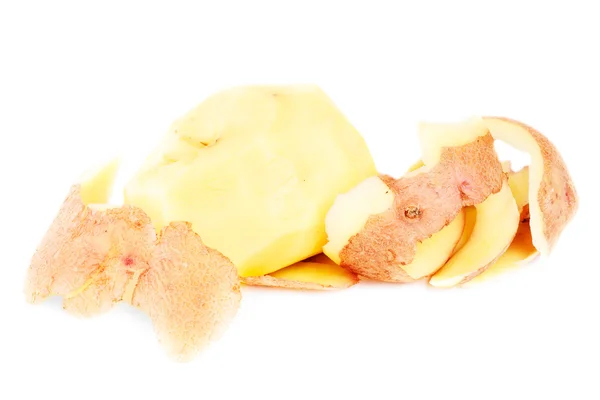 Buccia di patate e patate isolata sullo sfondo bianco — Foto Stock