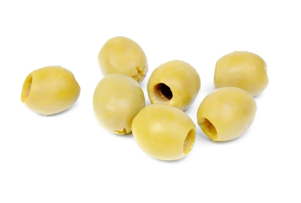 Некоторые оливки с капельками на белом фоне — стоковое фото