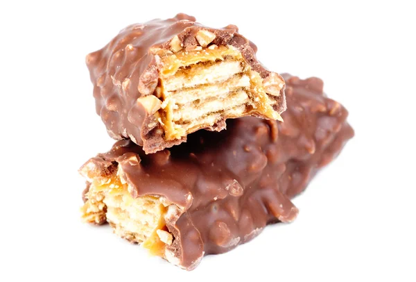 Barra de chocolate com amendoim isolado no fundo branco — Fotografia de Stock