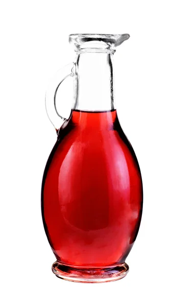 Маленький графин с красным винным уксусом, изолированный на белом — стоковое фото