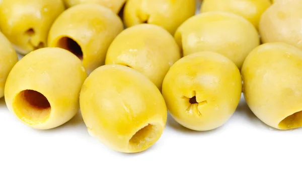 Azeitonas sem caroço isoladas no fundo branco — Fotografia de Stock