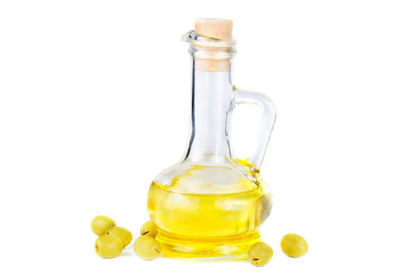 Оливки и небольшой графин оливкового масла, изолированный на белом — стоковое фото