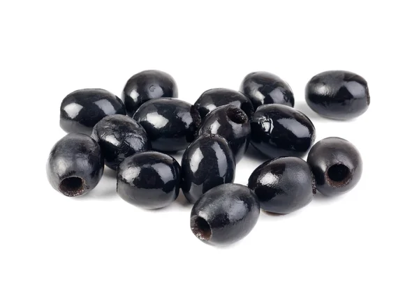 Черные оливки, изолированные на белом — стоковое фото
