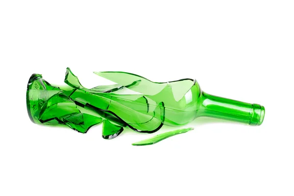 Botella de vino verde destrozada aislada sobre el fondo blanco — Foto de Stock