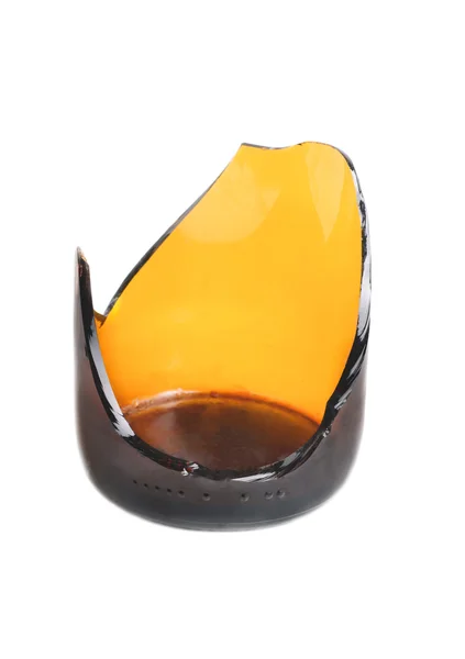 Beyaz arka plan üzerinde izole paramparça kahverengi şişe — Stok fotoğraf