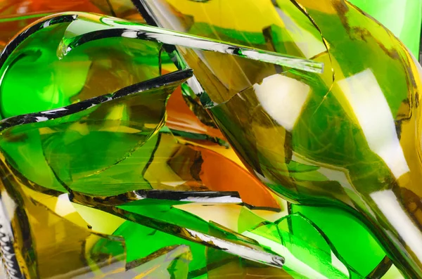 Odpadní glass.recycled.shattered zelené a hnědé lahvičky pozadí. — Stock fotografie