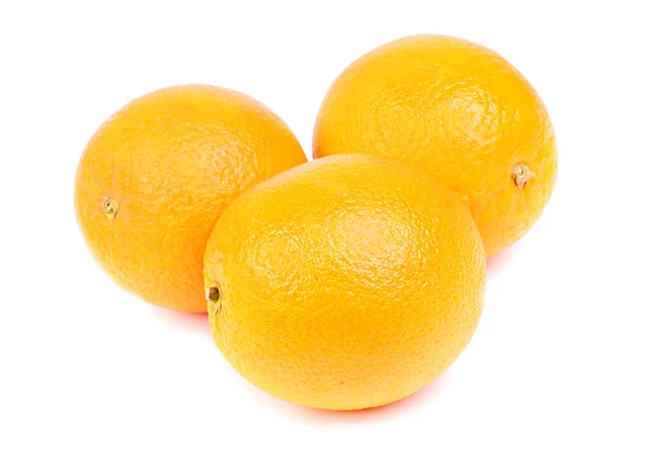 Апельсины фрукты изолированы на белом фоне . — стоковое фото