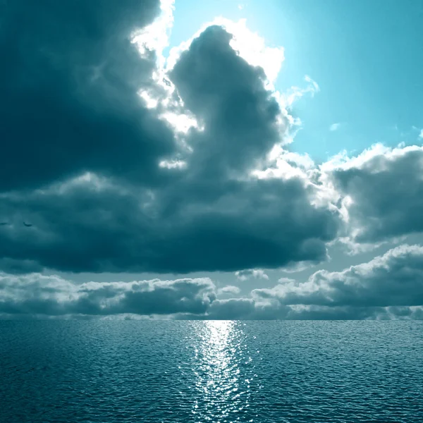 Πυκνά σύννεφα στη θάλασσα — Φωτογραφία Αρχείου