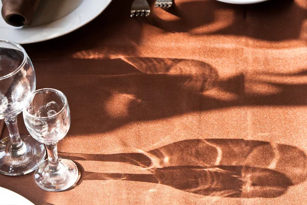 Vidro e placa na toalha de mesa — Fotografia de Stock