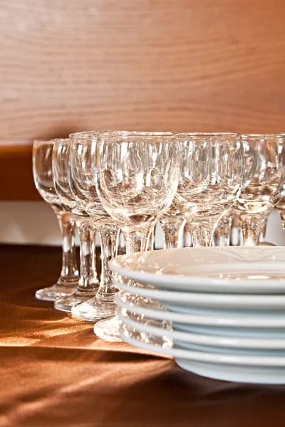 Szkło i talerz na stole — Zdjęcie stockowe