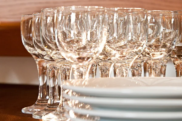 Glas en plaat op tafel — Stockfoto