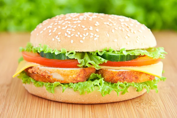 Burger s kuřecí masíčka — Stock fotografie