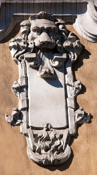 Antikes Basrelief mit Löwenkopf — Stockfoto