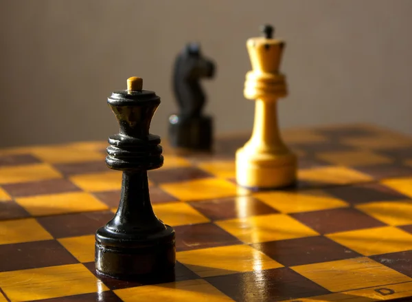 Królowa czarny i biały król na szachownicy — Zdjęcie stockowe
