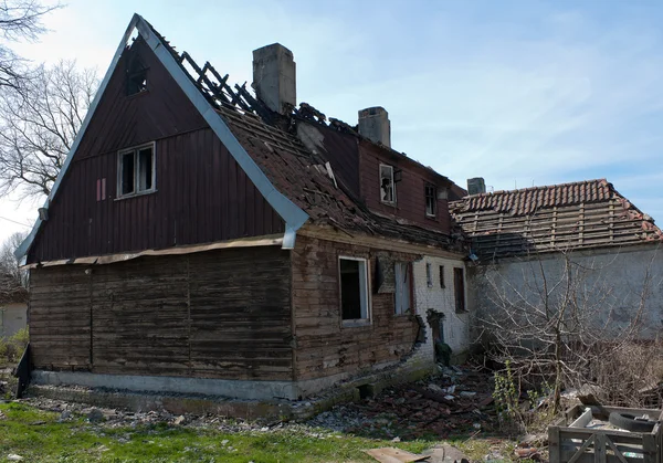 Заброшенный разрушенный дом — стоковое фото