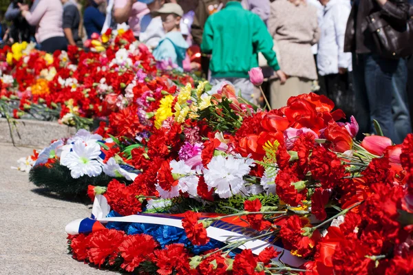 戦勝記念日の記念碑の近くの花 — ストック写真