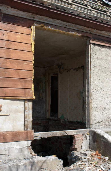 Tür und Zimmer des verlassenen, kaputten Hauses — Stockfoto