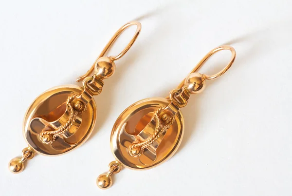 Zwei goldene Ohrringe — Stockfoto