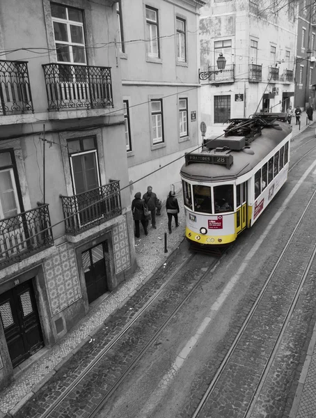 Gele trein in lissabon, portugal. — Stockfoto