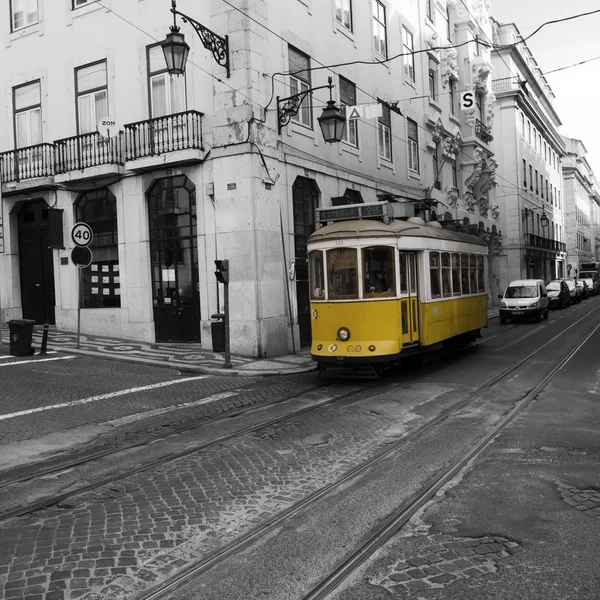 Lissabon の古い黄色の路面電車 ストックフォト