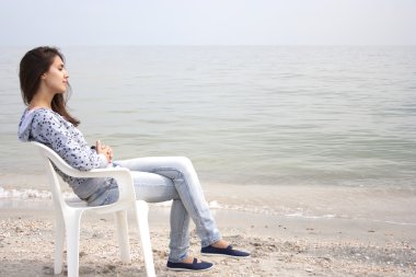 plaj sandalye üzerinde oturan kadın