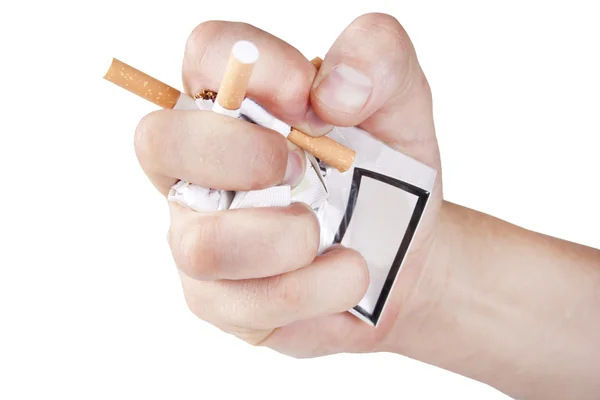 La mano del hombre aplastando cigarrillos — Foto de Stock