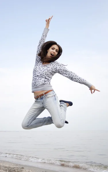 Giovane donna bruna saltando — Foto Stock