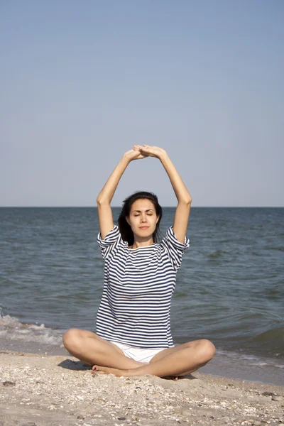 Jovem mulher fazendo ioga ao ar livre — Fotografia de Stock