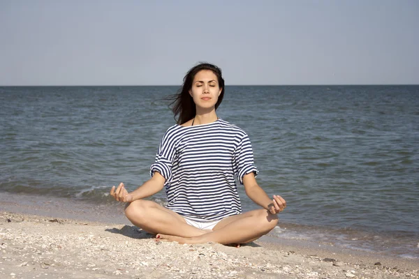 Giovane donna che fa yoga all'aperto — Foto Stock