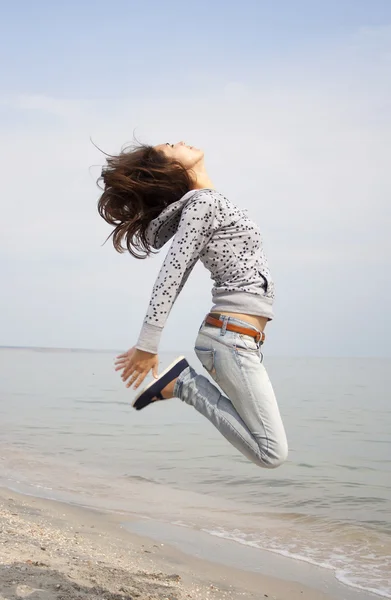 Ung brunett kvinna hoppa — Stockfoto