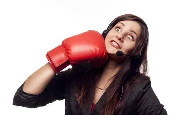Geschäftsfrau schlägt sich mit Boxhandschuhen — Stockfoto