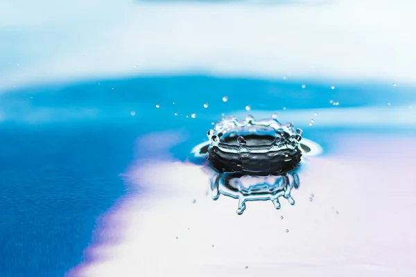 Saf su Şelalesi bir yudum su — Stockfoto
