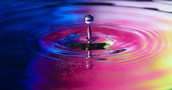 Saf su Şelalesi bir yudum su — Stockfoto