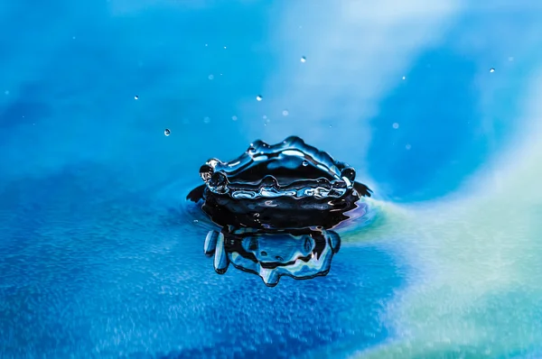 Drop of pure fresh water falls in water — Stock Photo, Image