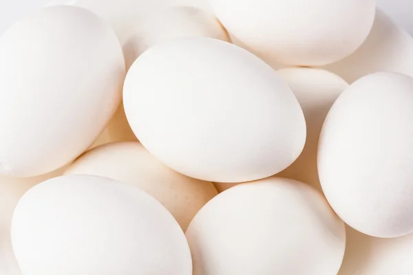 Huevos de pollo blancos de cerca —  Fotos de Stock
