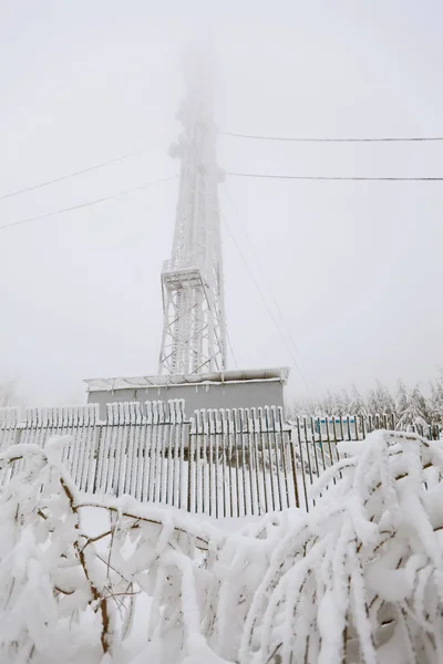 Torre de transmissão de rádio congelada — Fotografia de Stock