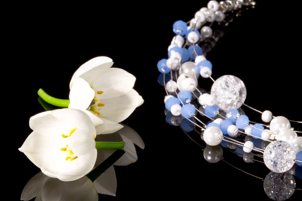 Halskette mit Blumen — Stockfoto