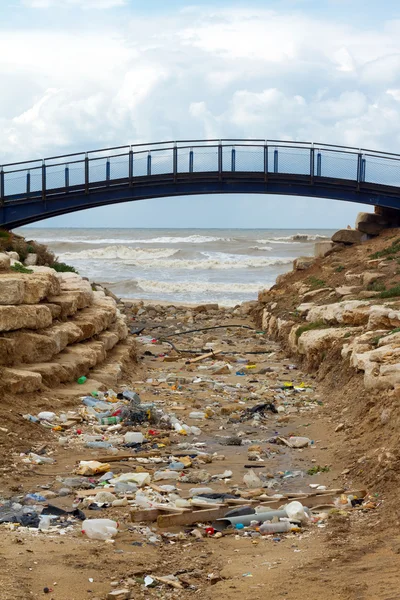 Lixo e mar . — Fotografia de Stock