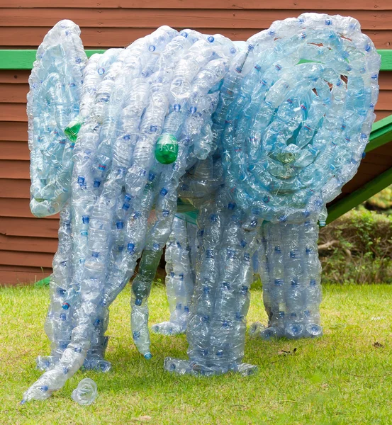 Éléphant en bouteilles en plastique — Photo
