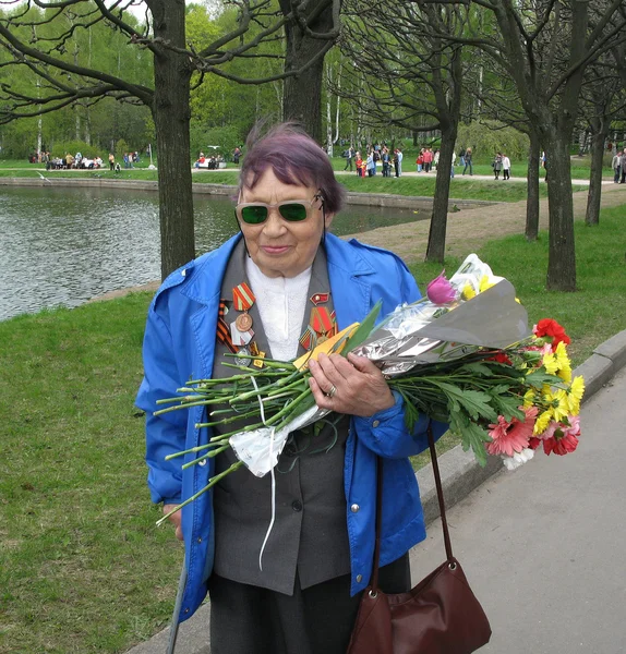 Ветеран с цветами на Пискарёвском кладбище 9 мая — стоковое фото