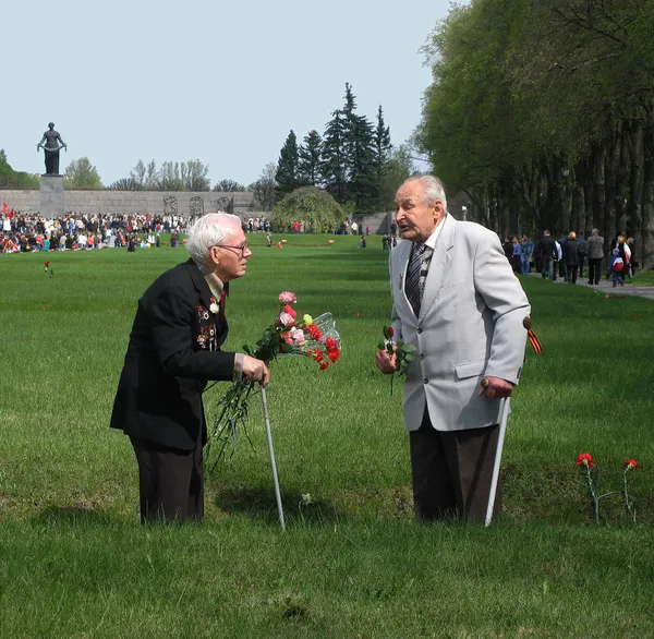 Dwóch weteranów spotkał się na cmentarzu piskaryovskoye, 9 maja — Zdjęcie stockowe