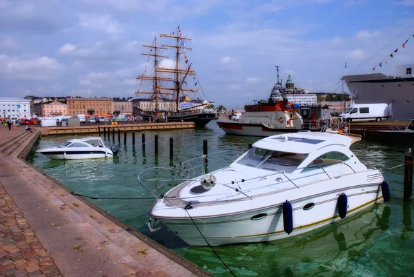 Luxusní jachty v přístavu v Helsinkách. — Stock fotografie