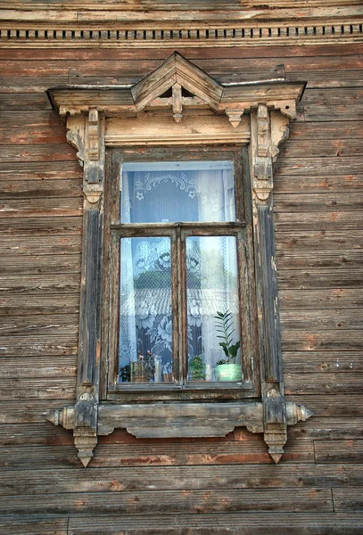 Traditionelles Fenster in russischem Haus — Stockfoto