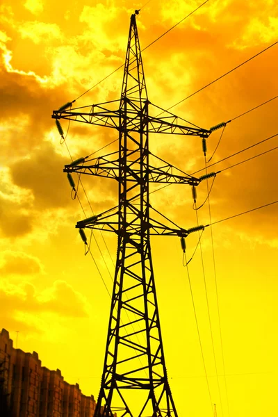Elektrische Hochspannungsleitung — Stockfoto