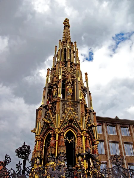 Berömda fontänen schoener brunnen i Nürnberg — Stockfoto