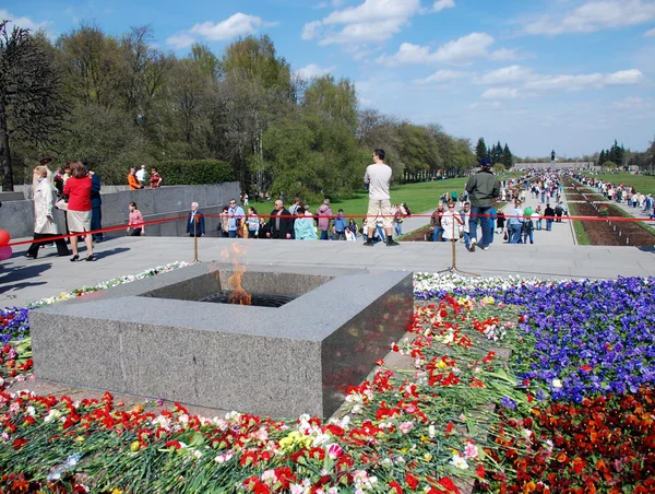 На Пискарёвском кладбище 9 мая 2009 года в Санкт-Петербурге . — стоковое фото